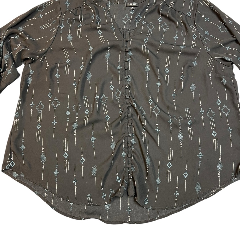 Torrid Women’s Black Arrow Print Button Front Blouse Size 3 Plus Long Sleeve